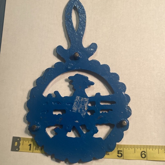 Vtg Pennsylvania Dutch Amish Boy Cast Iron Trivet 7 3/4" x 5 3/4" - Picture 5 of 8
